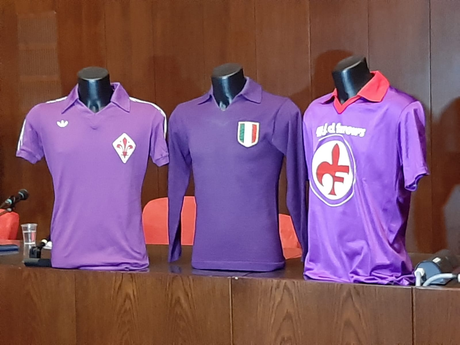 I 90 anni della maglia viola. Il Museo Fiorentina e "La Nazione" premiano la maglia più bella. Vince la stagione '56-'57, con lo scudetto sul cuore