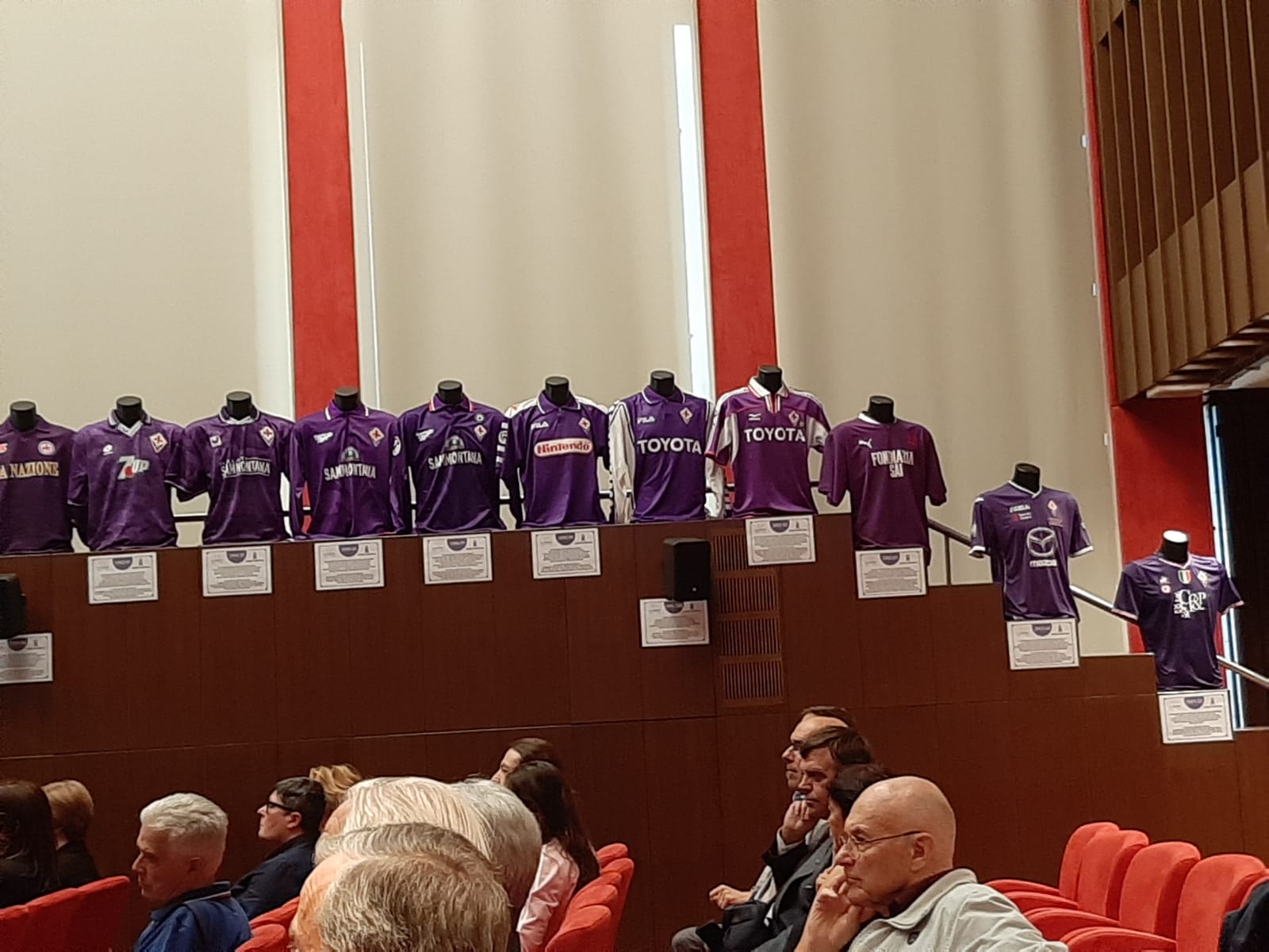I 90 anni della maglia viola. Il Museo Fiorentina e "La Nazione" premiano la maglia più bella. Vince la stagione '56-'57, con lo scudetto sul cuore