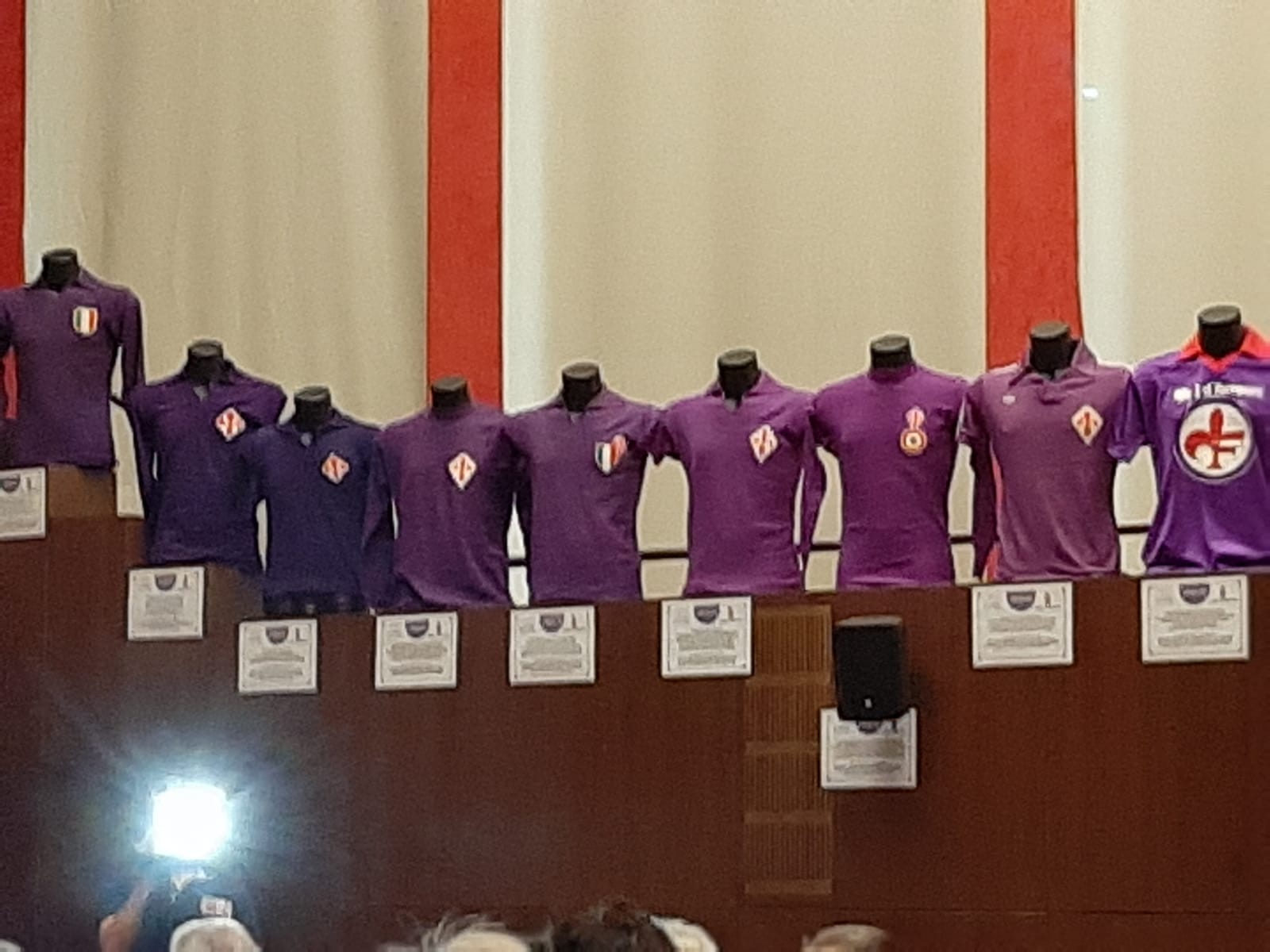 I 90 anni della maglia viola. Il Museo Fiorentina e "La Nazione" premiano la maglia più bella. Vince la stagione '56-'57, con lo scudetto sul cuore