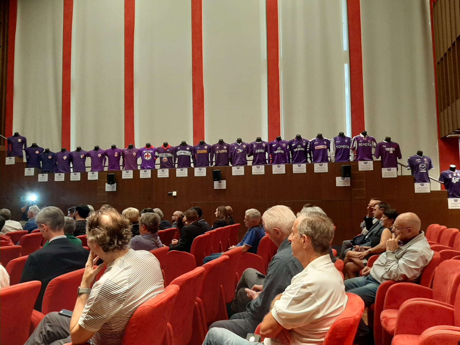 I 90 anni della maglia viola. Il Museo Fiorentina e "La Nazione" premiano la maglia più bella. Vince la stagione '56-'57, con lo scudetto sul cuore