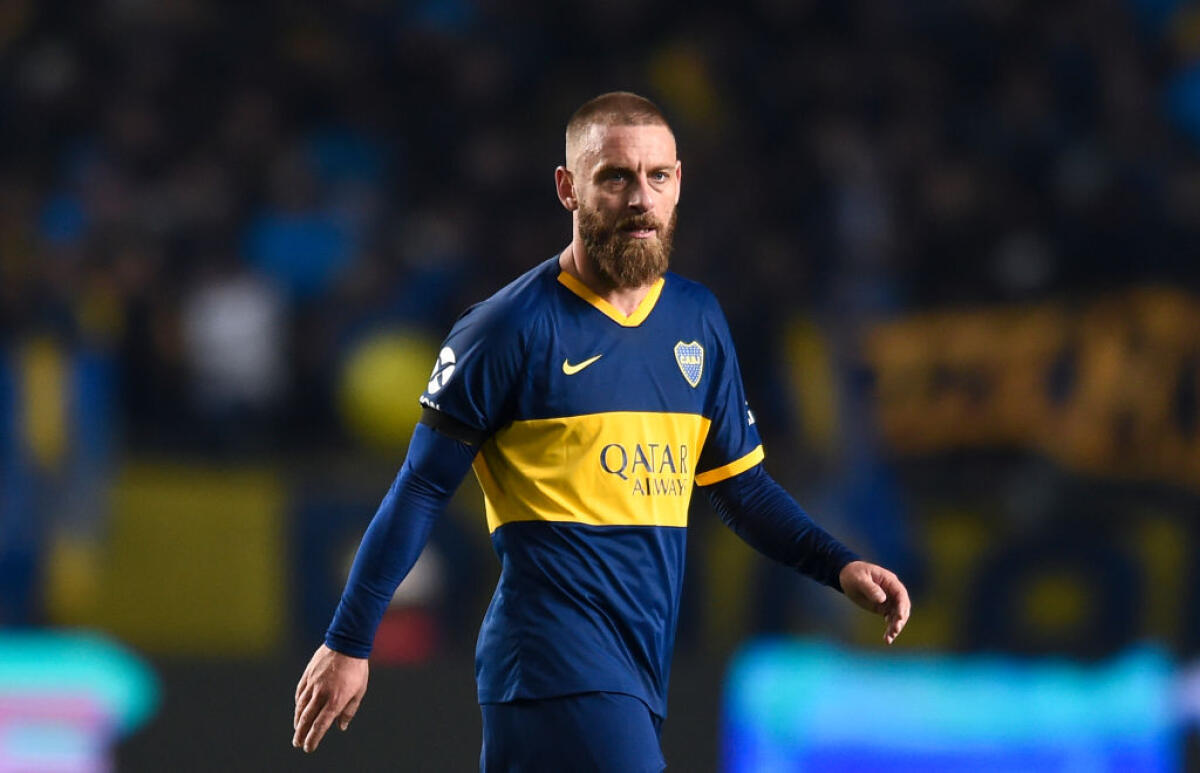 Il Boca è gia stufo di De Rossi, non gioca mai ed è sempre infortunato. Possibile addio imminente - LA PLATA, ARGENTINA - AUGUST 13: Daniele De Rossi of Boca Juniors looks on during a match between Boca Juniors and Alamgro as part of Round of 32 of Copa Argentina 2019 at Estadio Ciudad de La Plata on August 13, 2019 in La Plata, Argentina. (Photo b