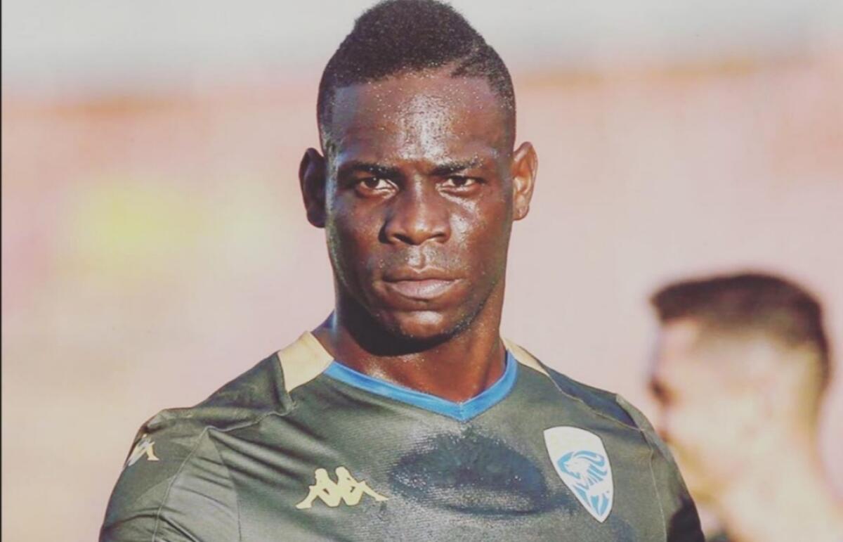 Mario Balotelli duro sui social sul fallo di Pulgar su Dessena nel secondo tempo: "Ma la Var?" - 
