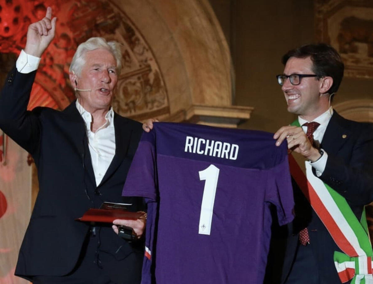 Nardella ha regalato a Richard Gere una maglia della Fiorentina - 