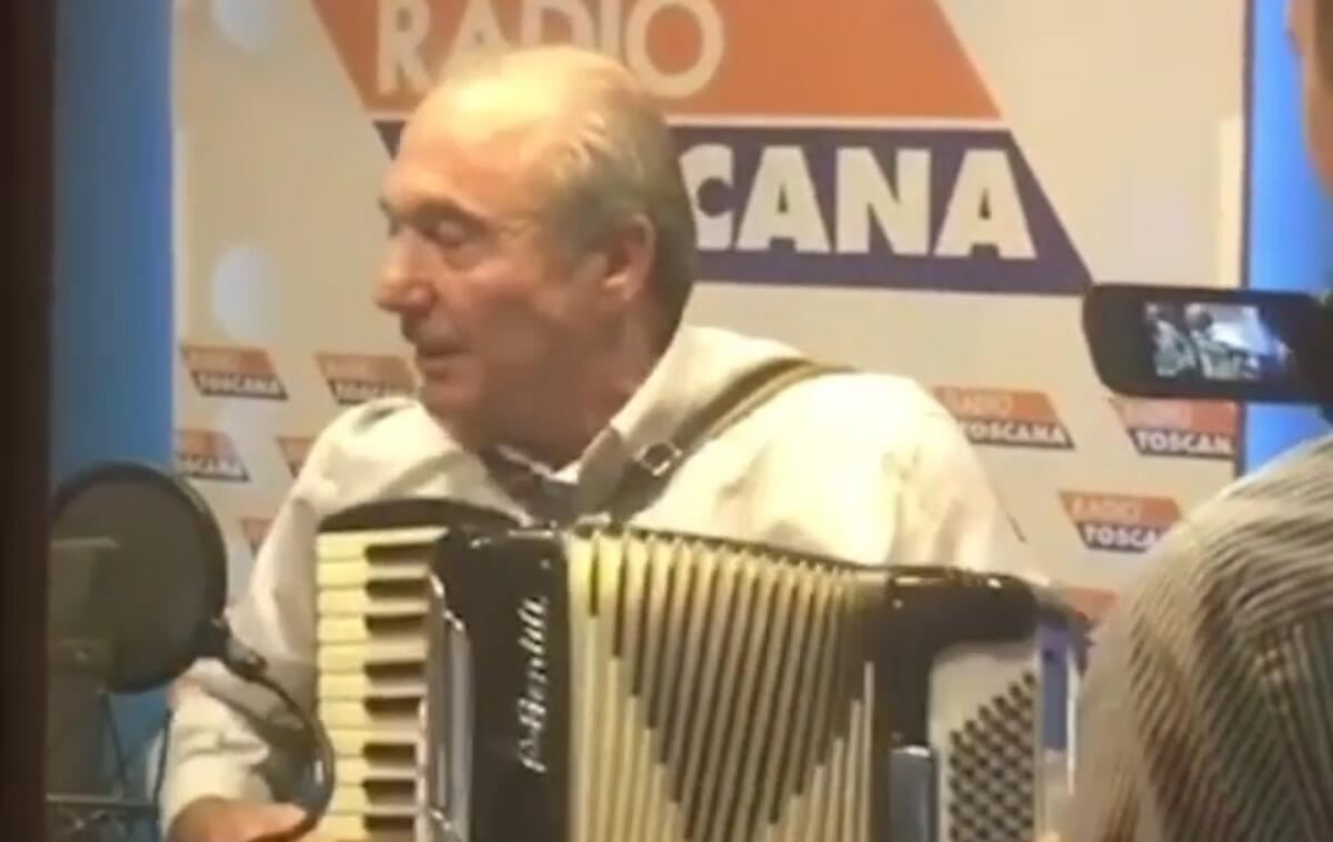 VIDEO, Commisso suona con la fisarmonica l'inno della Fiorentina. È spettacolo in radio - 