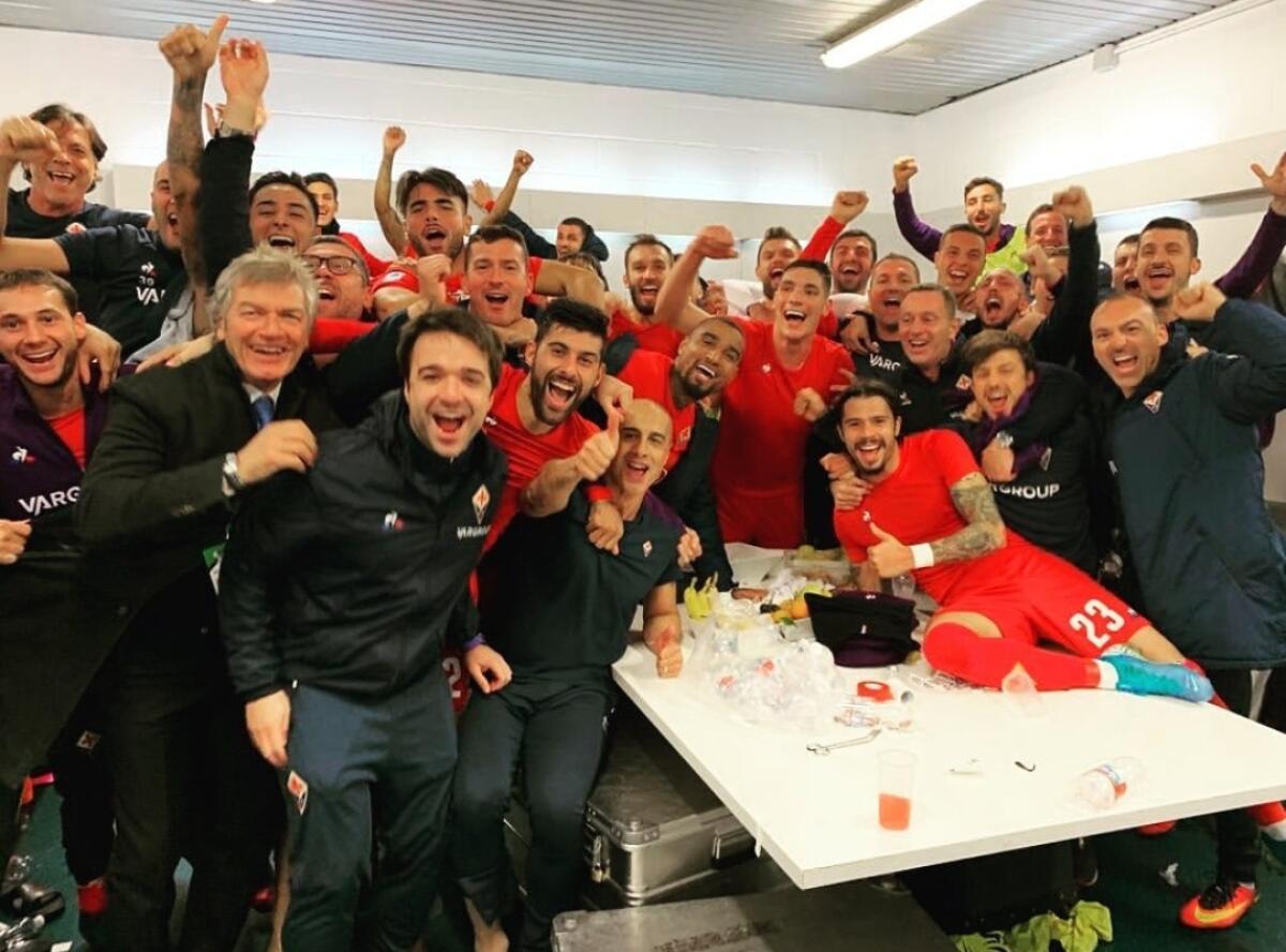 A fine partita festa viola per la rimonta nello spogliatoio. Ribery e Caceres ad esultare con la squadra - 