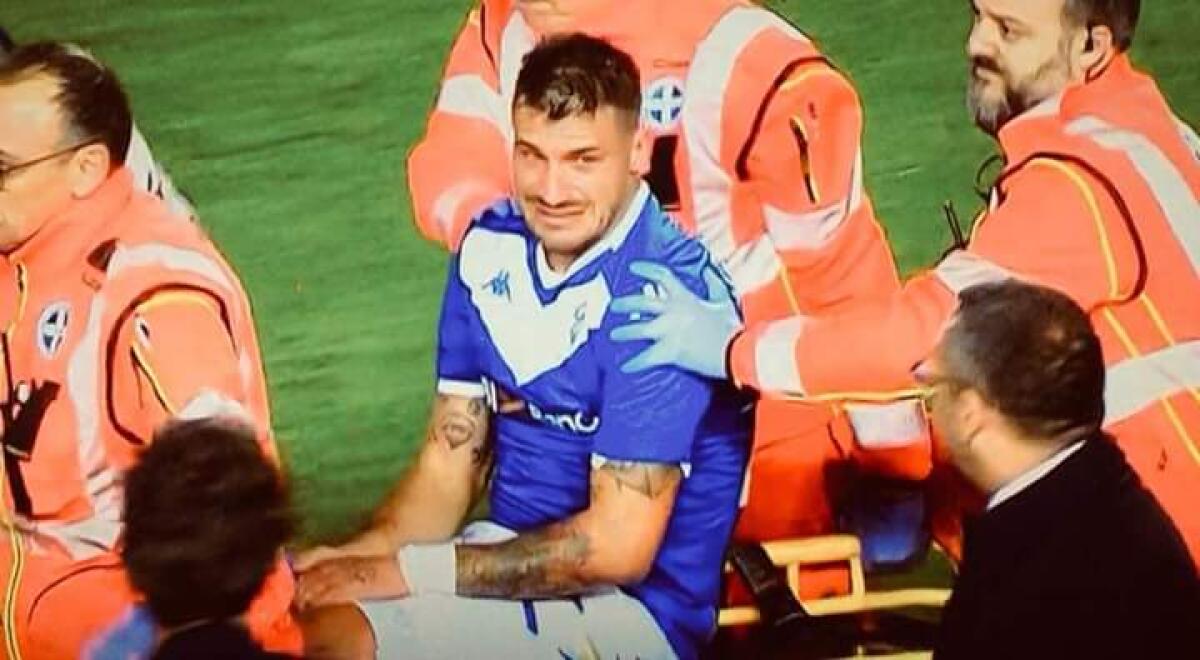 Dessena, il calciatore lascia il campo in lacrime dopo scontro con Pulgar. Domani accertamenti.. - 