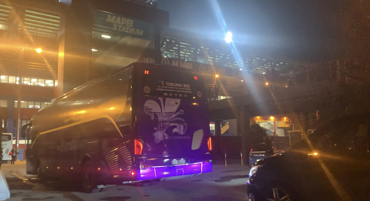 Foto, Fiorentina arrivata al Mapei Stadium. Presente Commisso al seguito della squadra