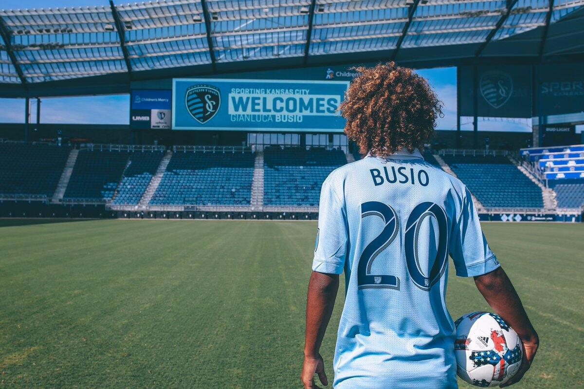 Pedullà, la Fiorentina vuole Busio, il talento classe 2002 americano, offerti 4 milioni. Concorrenza Inter e United - 