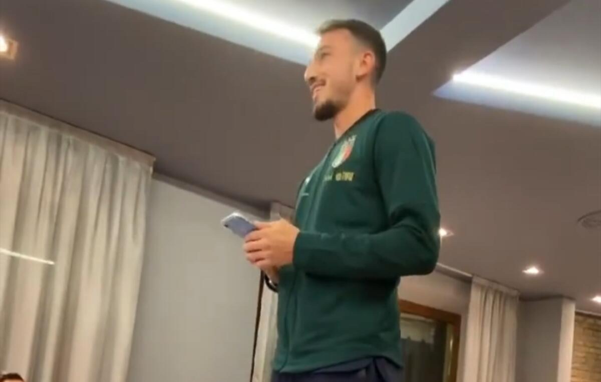 VIDEO, Castrovilli canta in piedi sulla sedia davanti alla Nazionale al completo, è il penio per l'ultimo arrivato - 