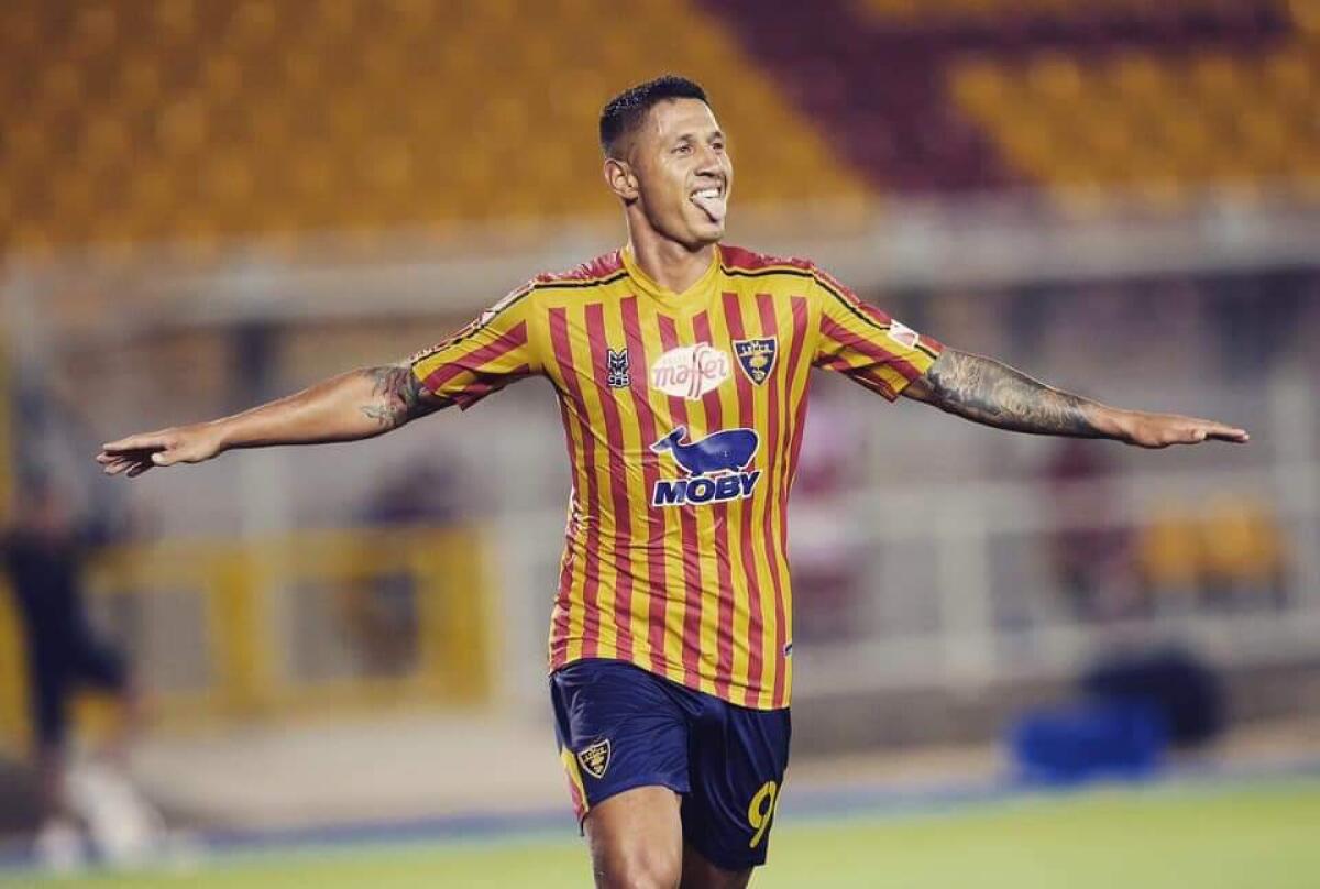Lecce spaventa il Cagliari: 2-2. Lapadula segna poi viene espulso. Salta Firenze - 