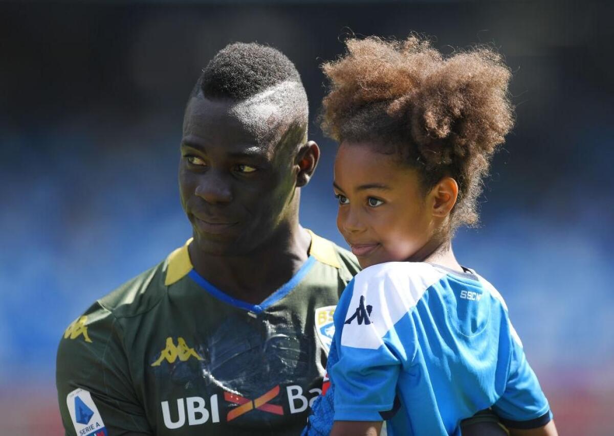 I fascisti di Forza Nuova ancora contro Balotelli, appeso striscione: "Sei africano" - 
