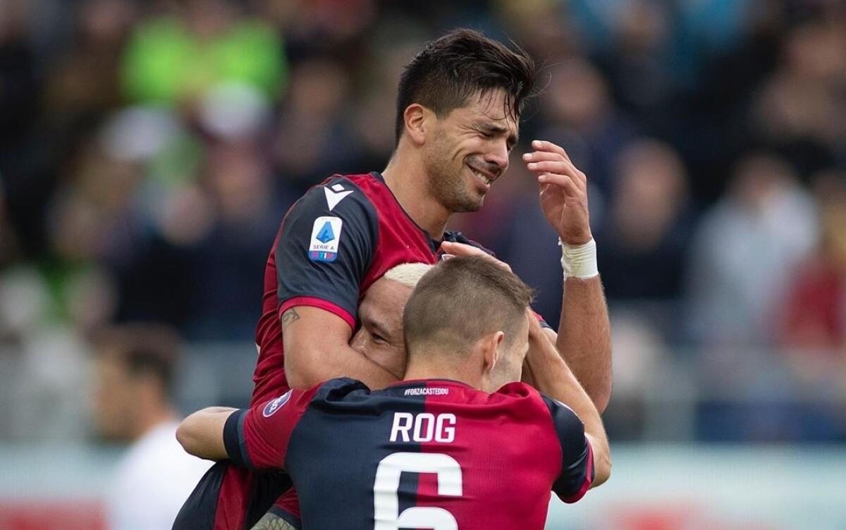 Simeone segna, piange e dedica il gol ad Astori con il saluto al capitano - 