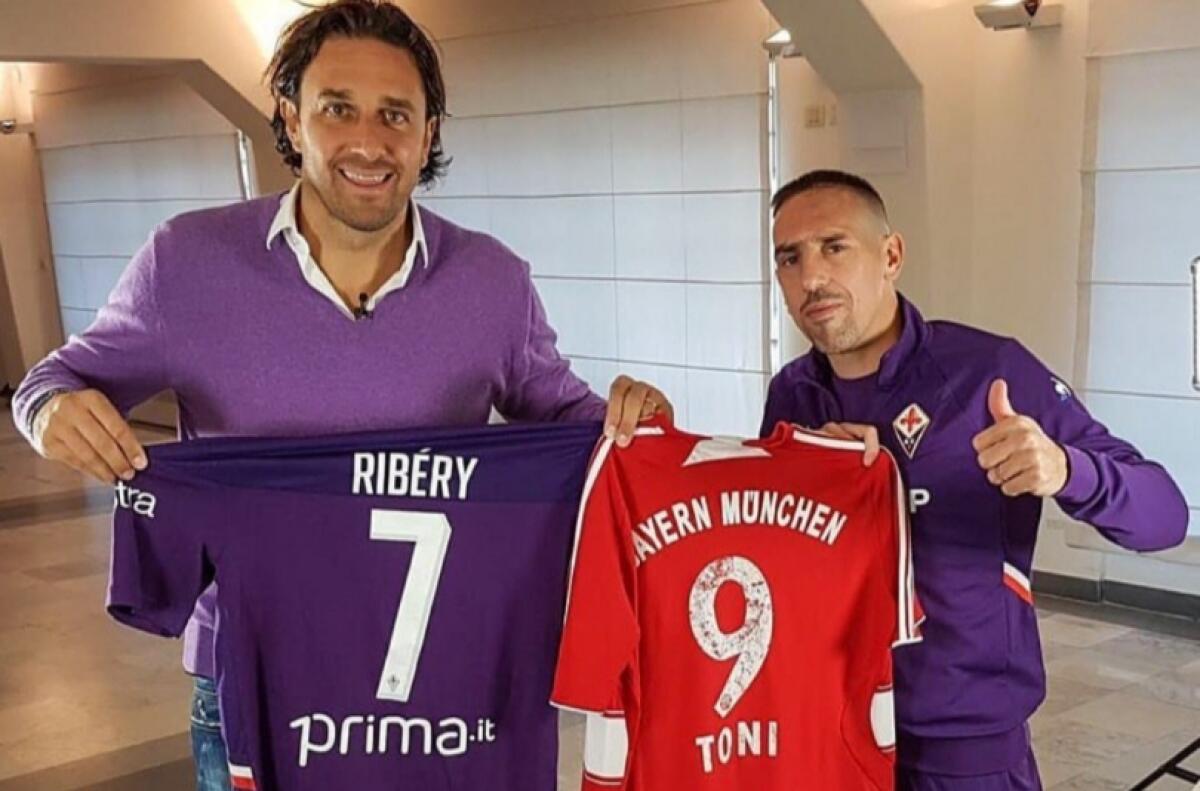 Luca Toni e Franck Ribery si scambiano la maglia al Franchi: "Che bello rivederti fratello" - 