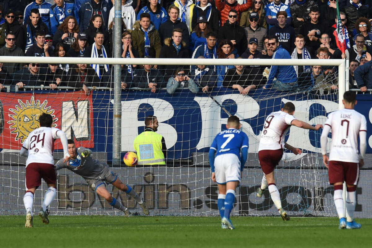 Grosso peggiora la situazione a Brescia, è poker del Torino. Doppiette di Belotti e Berenguer - BRESCIA, ITALY - NOVEMBER 09: Andrea Belotti of Torino scores a penalty during the Serie A match between Brescia Calcio and Torino FC at Stadio Mario Rigamonti on November 09, 2019 in Brescia, Italy. (Photo by Tullio M. Puglia/Getty Images)