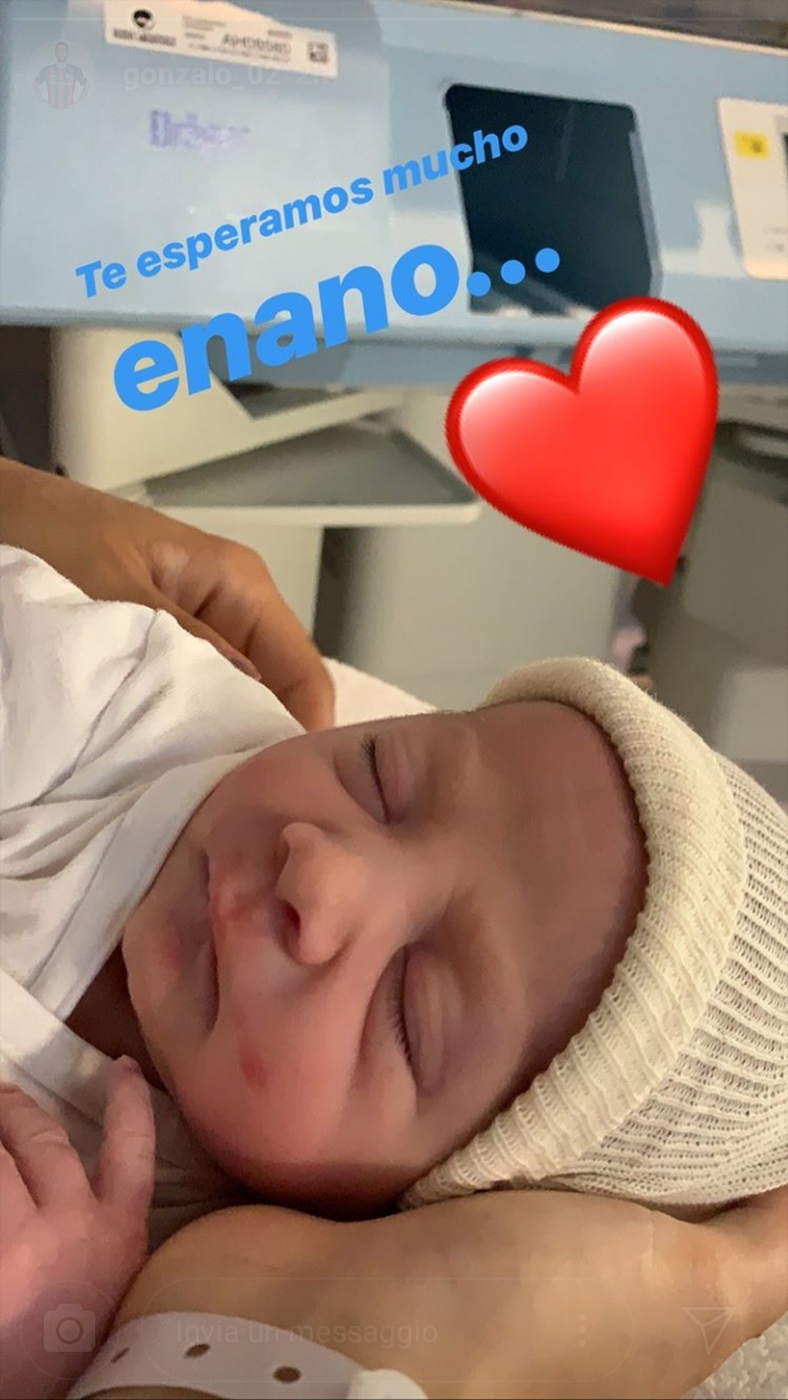 (FOTO) Fiocco azzurro per Babbo Gonzalo. Il benvenuto social al secondogenito..