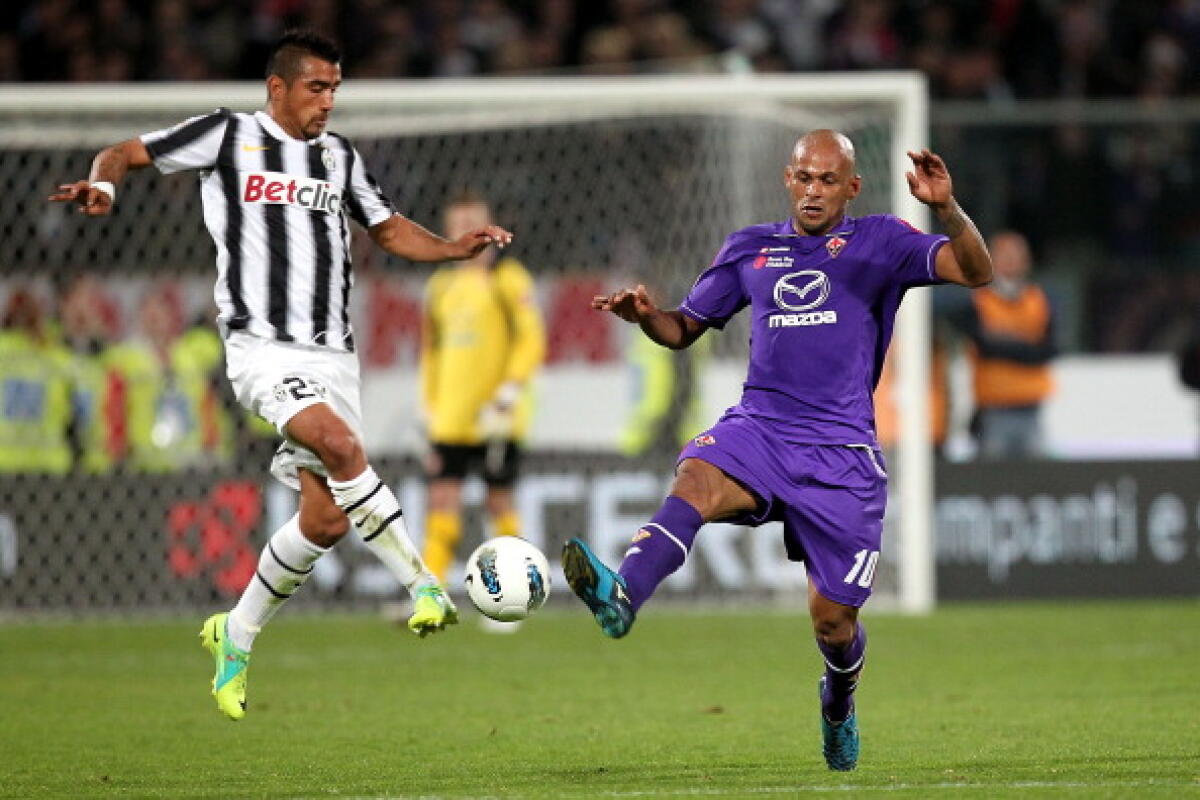 Ex viola, Ruben Olivera ufficiale all'OstiaMare. È lui il colpo per tornare fra i pro.. - FLORENCE, ITALY - MARCH 17: Ruben Olivera of ACF Fiorentina fights for the ball with Arturo Vidal of Juventus FC during the Serie A match between ACF Fiorentina and Juventus FC at Stadio Artemio Franchi on March 17, 2012 in Florence, Italy.  (Photo b
