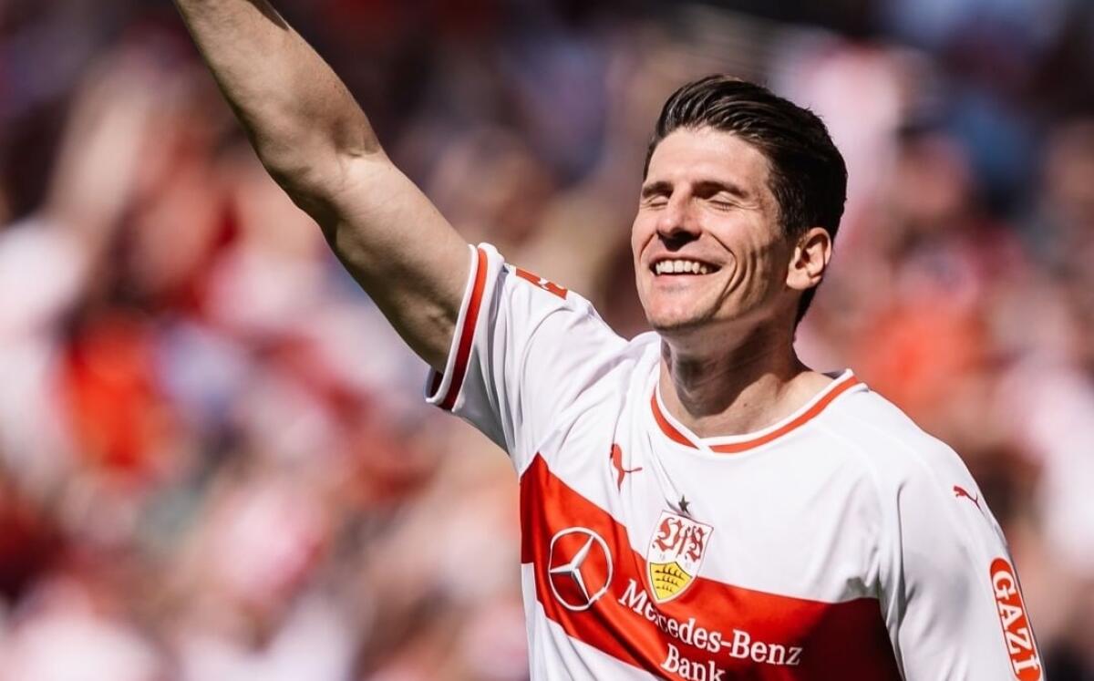 Mario Gomez diventa "Vario" per i troppi gol annullati con il Var. E la sua maglia va in sconto... - 