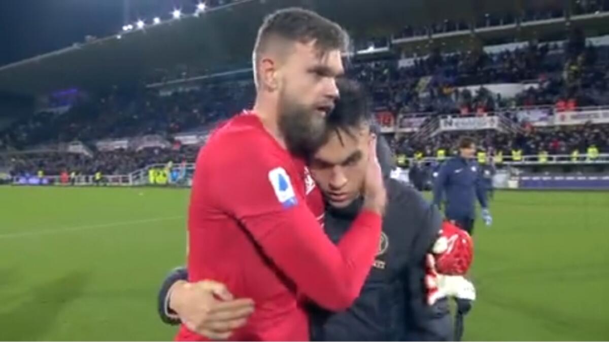 VIDEO, Lautaro Martinez a fine partita va ad abbracciare Dragowski, scuse al portiere viola per il calcio al volto - 