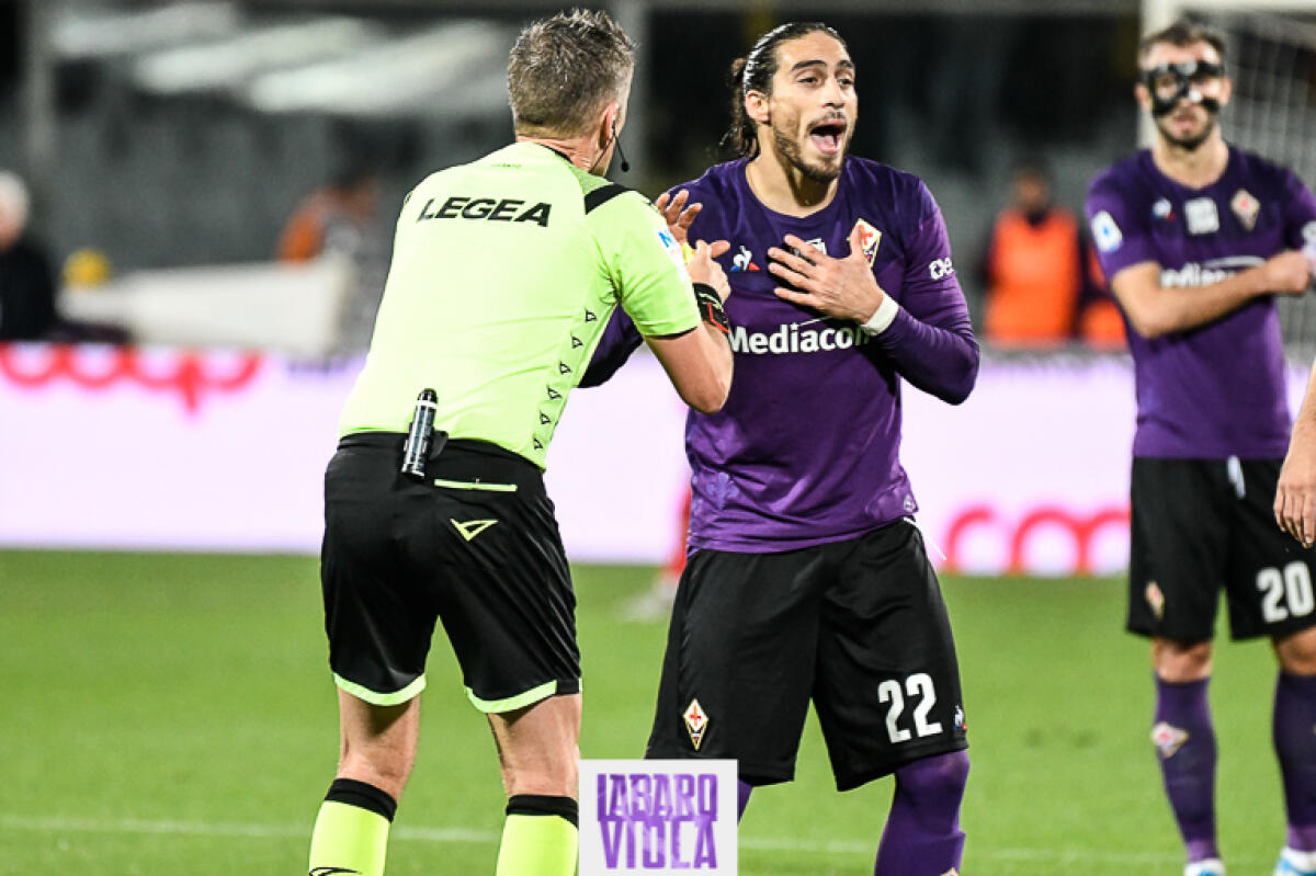 Bullone in campo? No, solo lo stick di un burro cacao. Risolto il giallo. Ecco cosa è accaduto - Firenze, stadio Artemio Franchi, 20.12.2019, Fiorentina-Roma, Foto Fiorenzo Sernacchioli. Copyright Labaroviola.com
