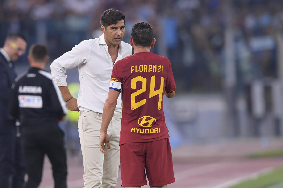 Colloquio tra Fonseca e Florenzi, il capitano della Roma ha chiesto garanzia di giocare. Lo aspetta la Fiorentina - Foto Luciano Rossi/AS Roma/ LaPresse
01/09/2019 Roma ( Italia)
Sport Calcio
Lazio - AS Roma 
Campionato di Calcio Serie A Tim 2019 2020
Stadio Olimpico di Roma
Nella foto: Paulo Fonseca, Alessandro Florenzi

Photo Luciano Rossi/ AS Roma/ LaPresse
01/