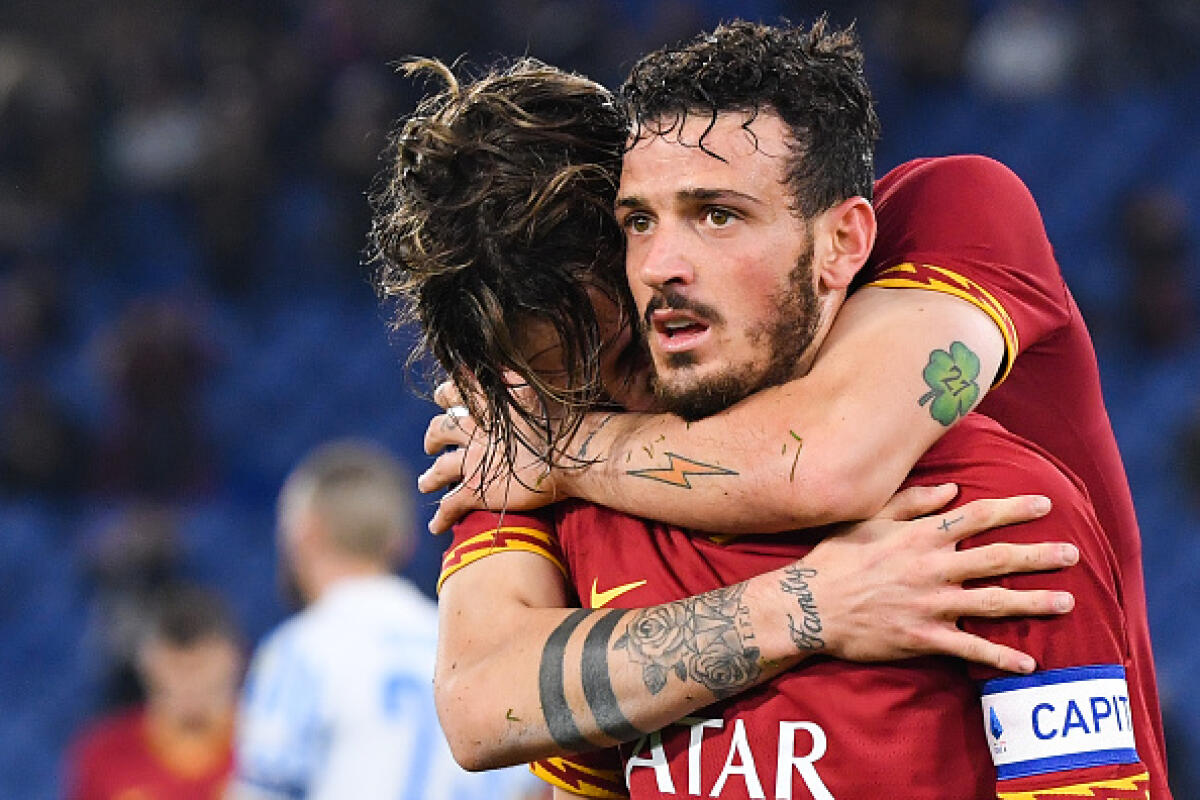 Florenzi convinto della Fiorentina per 3 motivi. Prestito con riscatto a 25 milioni. Ingaggio top - AS Roma's Italian midfielder Nicolo Zaniolo (L) celebrates with AS Roma's Italian defender Alessandro Florenzi after AS Roma scored their third goal during the Italian Serie A football match AS Roma vs Spal on December 15, 2019 at the Olympic stadium