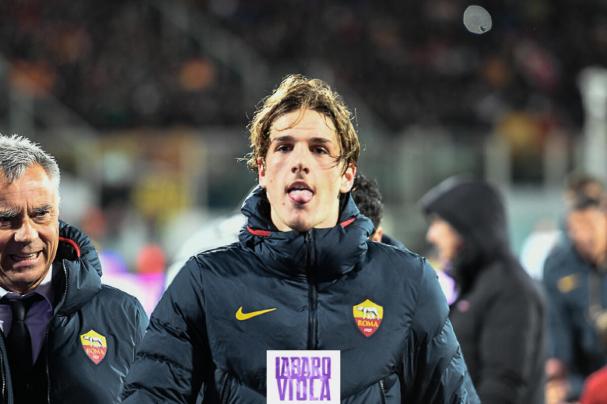 FOTO, Zaniolo irride la Curva Fiesole, linguaccia e sorriso in faccia ai tifosi viola a fine partita - Firenze, stadio Artemio Franchi, 20.12.2019, Fiorentina-Roma, Foto Fiorenzo Sernacchioli. Copyright Labaroviola.com