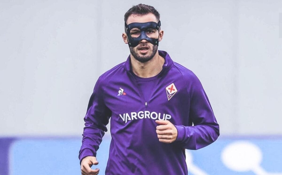 Pezzella tornerà titolare contro l'Inter. In estate ha rifiutato Milan e Roma per amore della Fiorentina - 