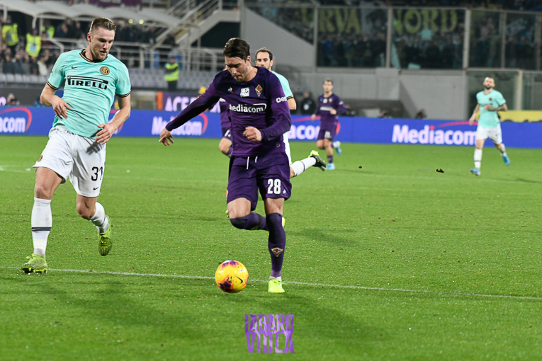 La fotocronaca, Vlahovic brucia Skriniar e fa impazzire il Franchi, abbraccio con Montella