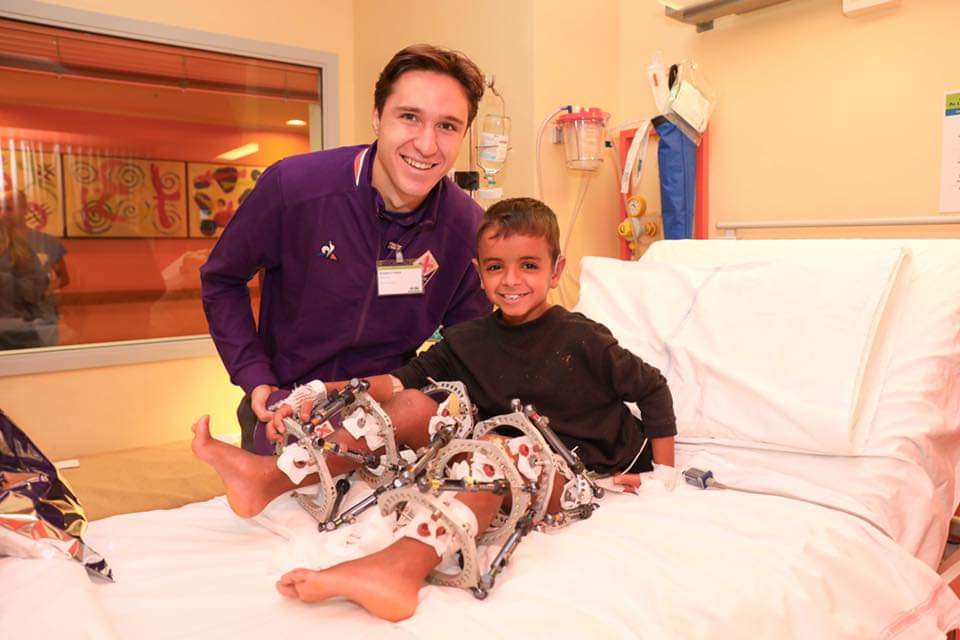 La Fiorentina porta i regali ai bambini dell'ospedale Meyer, le foto dell'incontro