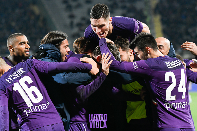 La fotocronaca, Vlahovic brucia Skriniar e fa impazzire il Franchi, abbraccio con Montella