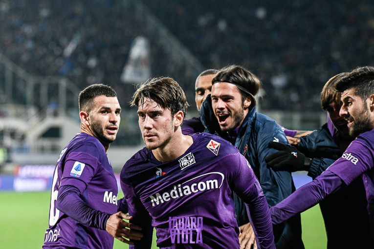 La fotocronaca, Vlahovic brucia Skriniar e fa impazzire il Franchi, abbraccio con Montella