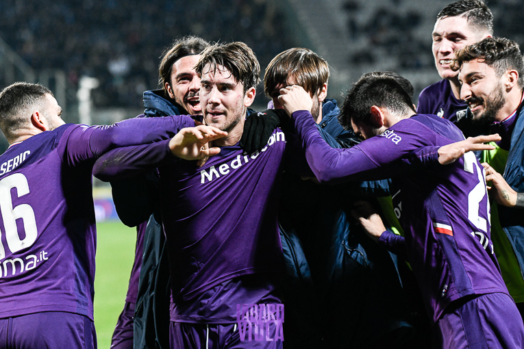 La fotocronaca, Vlahovic brucia Skriniar e fa impazzire il Franchi, abbraccio con Montella