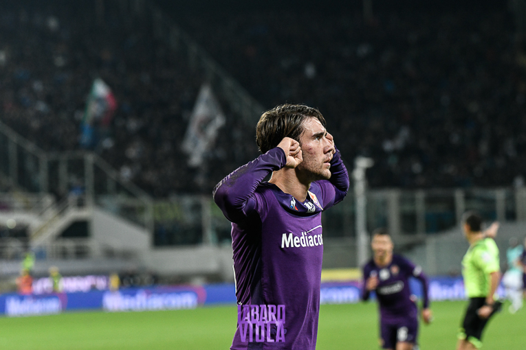 La fotocronaca, Vlahovic brucia Skriniar e fa impazzire il Franchi, abbraccio con Montella