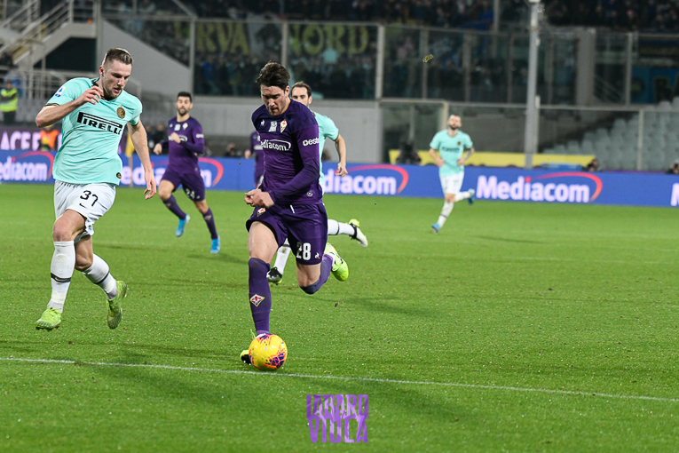 La fotocronaca, Vlahovic brucia Skriniar e fa impazzire il Franchi, abbraccio con Montella