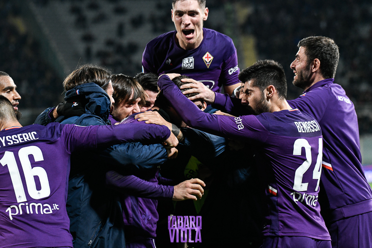 La fotocronaca, Vlahovic brucia Skriniar e fa impazzire il Franchi, abbraccio con Montella