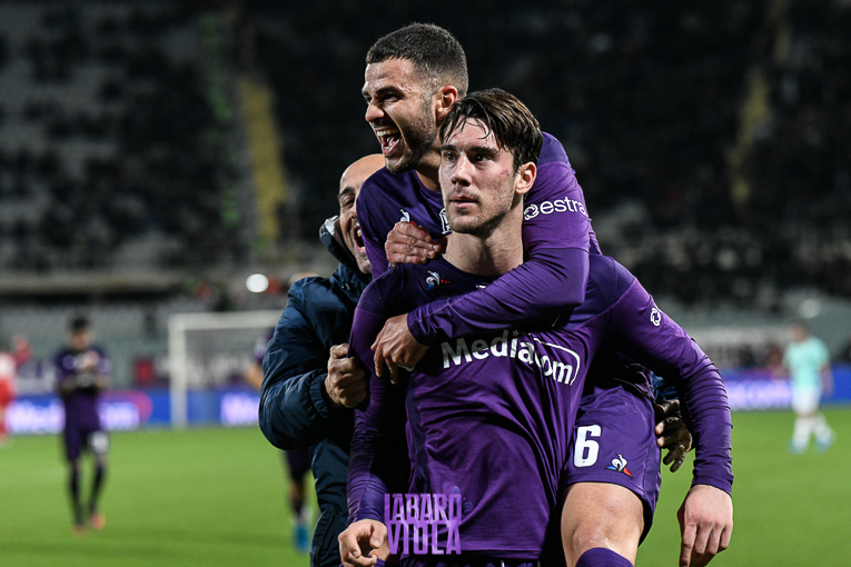 La fotocronaca, Vlahovic brucia Skriniar e fa impazzire il Franchi, abbraccio con Montella