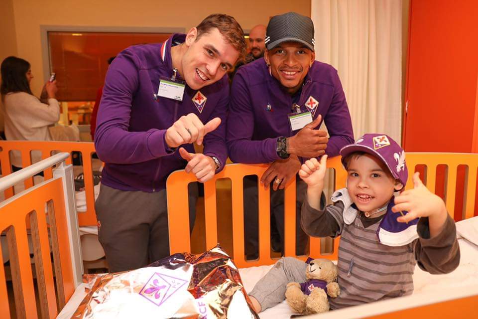 La Fiorentina porta i regali ai bambini dell'ospedale Meyer, le foto dell'incontro