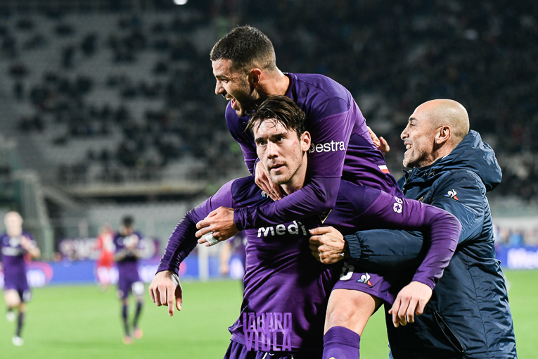 La fotocronaca, Vlahovic brucia Skriniar e fa impazzire il Franchi, abbraccio con Montella