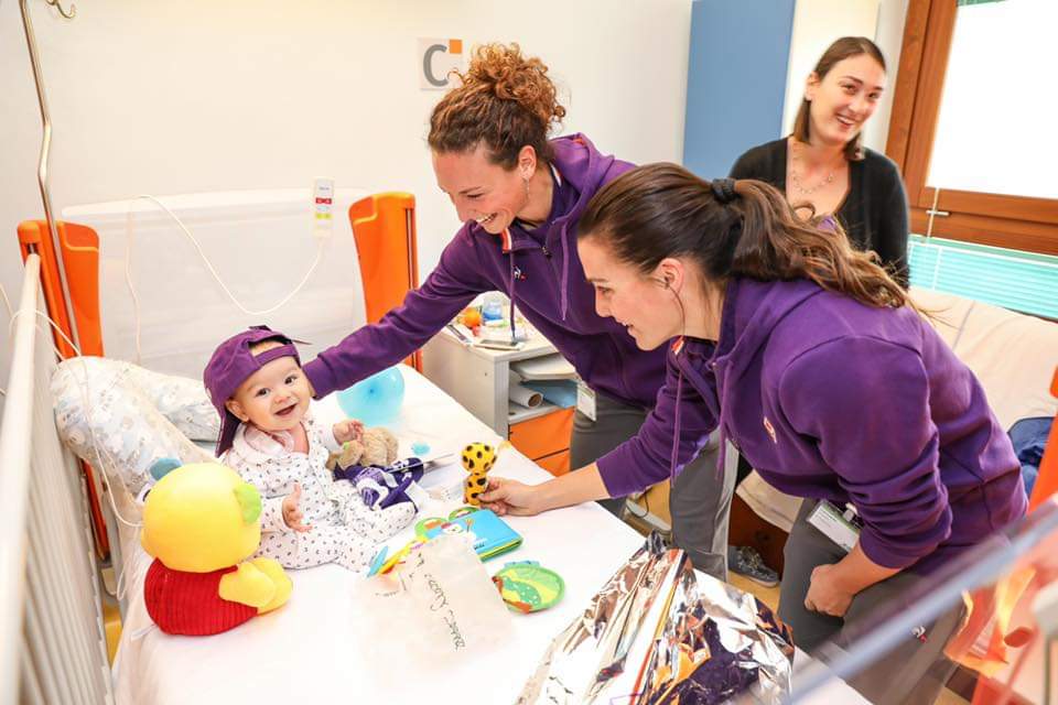 La Fiorentina porta i regali ai bambini dell'ospedale Meyer, le foto dell'incontro