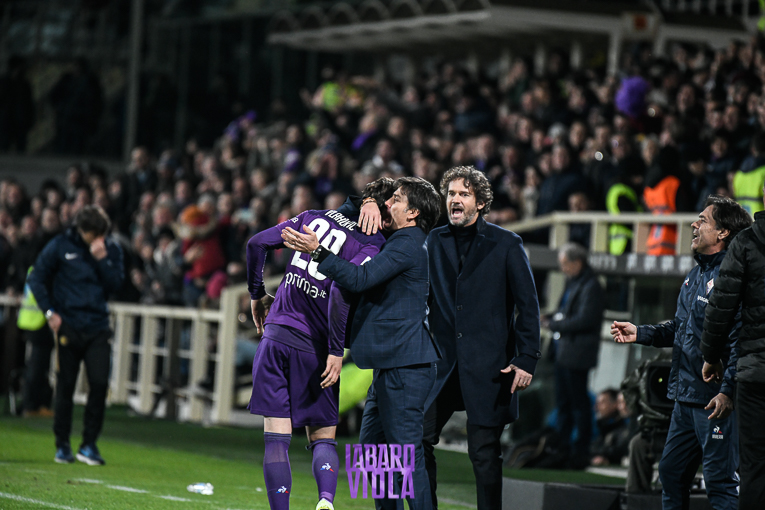 La fotocronaca, Vlahovic brucia Skriniar e fa impazzire il Franchi, abbraccio con Montella