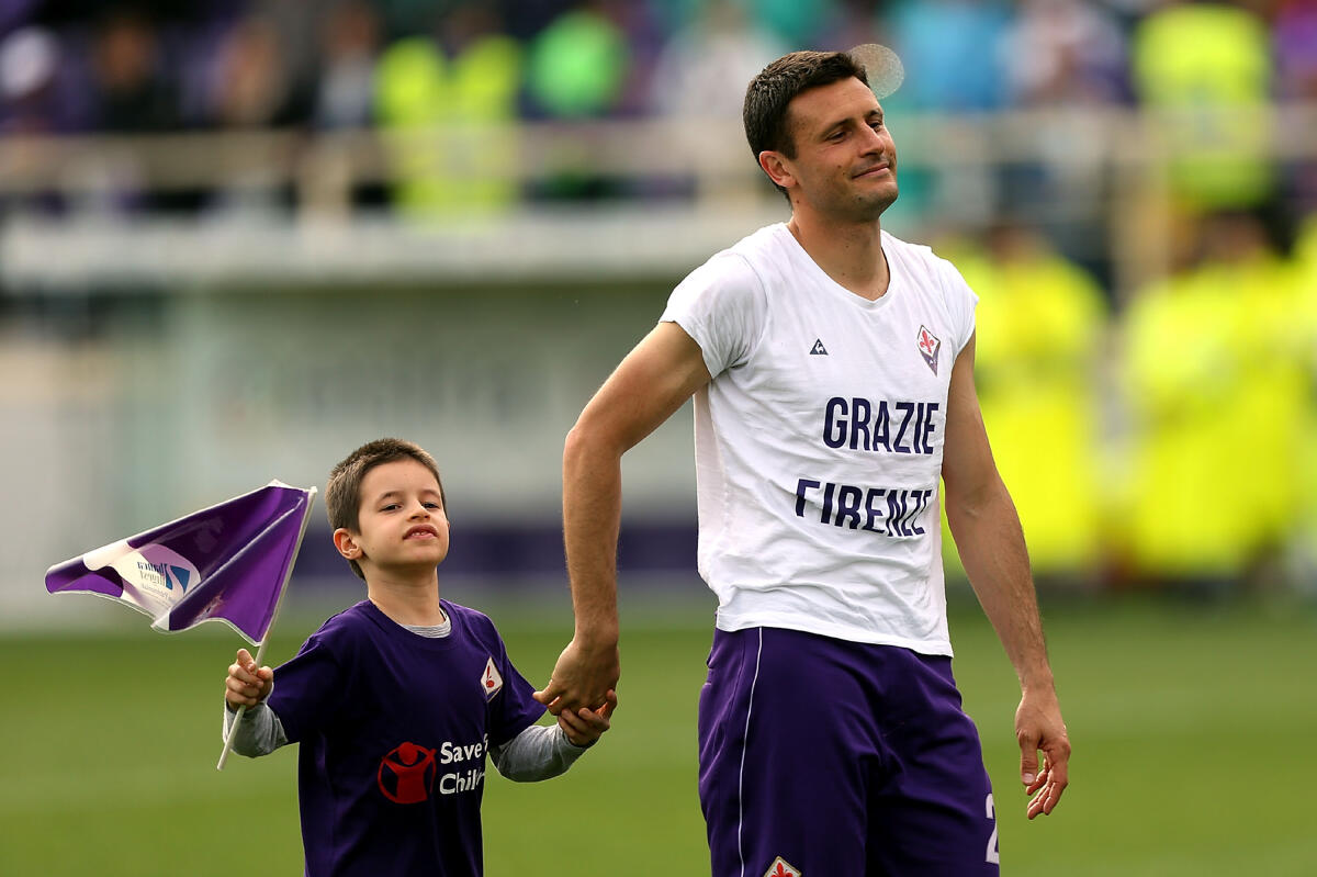 Pasqual: "Mi ritiro, grazie Firenze e grazie Fiorentina. Non crossavo perché gli attaccanti preferivano palloni bassi e veloci" - FLORENCE, ITALY - MAY 08: Manuel Pasqual of ACF Fiorentina Florence and greets all fans during the Serie A match between ACF Fiorentina and US Citta di Palermo at Stadio Artemio Franchi on May 8, 2016 in Florence, Italy.  (Photo by Gabriele Maltinti/