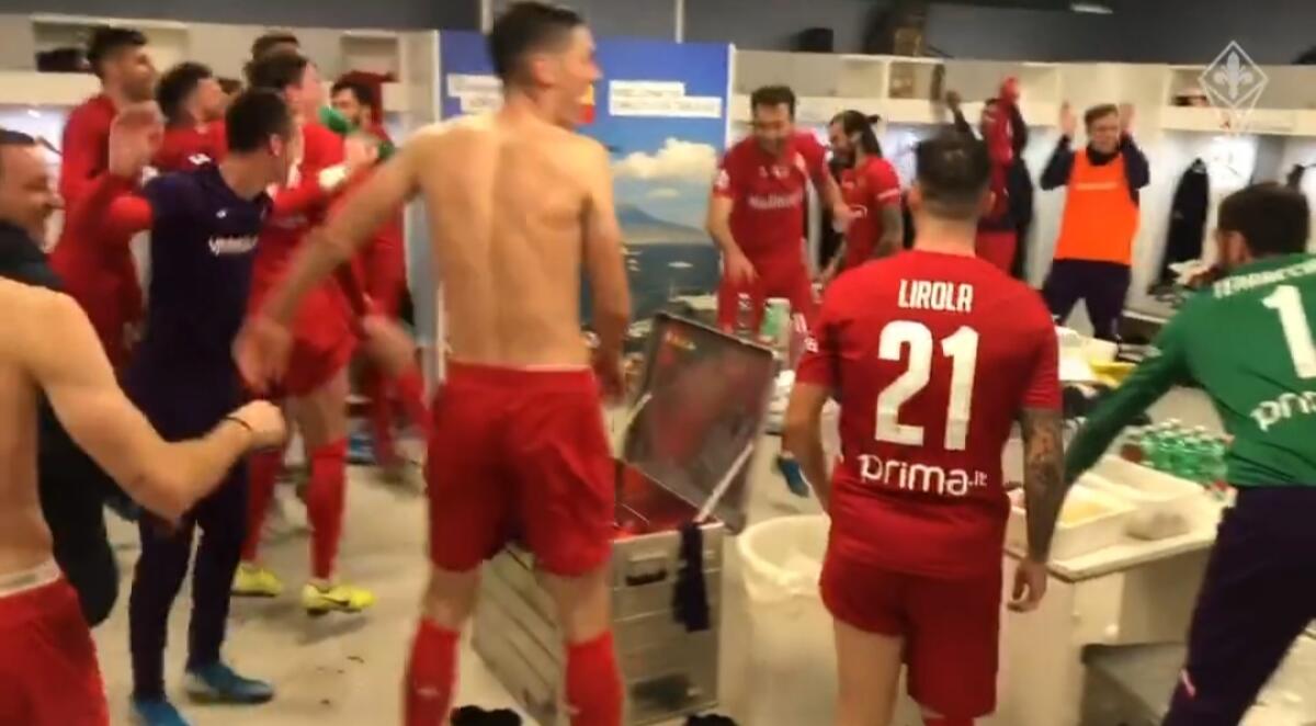 VIDEO, Fiorentina in festa nello spogliatoio, tutto l'entusiasmo e i festeggiamenti dei giocatori viola dopo la vittoria - 
