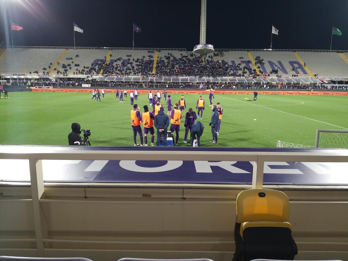 Allenamento di fronte a 3.000 persone per la viola. Grande entusiasmo per il mister e la squadra - 