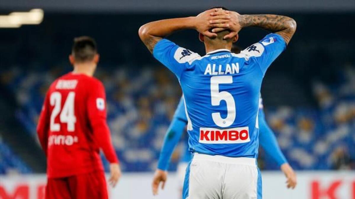 La Fiorentina ha rotto ancor di più lo spogliatoio del Napoli, Allan ripreso dai compagni, e lui si dice infortunato - 