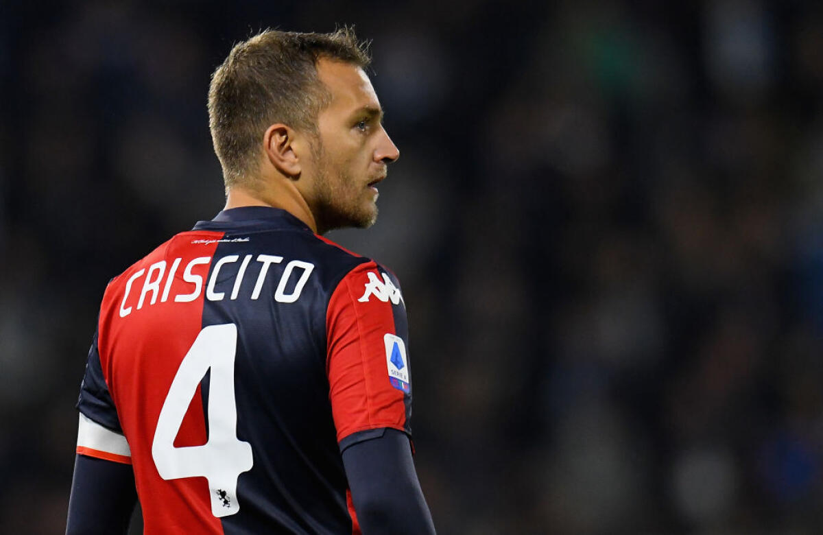 Criscito: "Da capitano non ho mai pensato nemmeno per un secondo di lasciare il Genoa" - FERRARA, ITALY - NOVEMBER 25: Domenico Criscito of Genoa CFC looks on during the Serie A match between SPAL and Genoa CFC at Stadio Paolo Mazza on November 25, 2019 in Ferrara, Italy.  (Photo by Alessandro Sabattini/Getty Images)