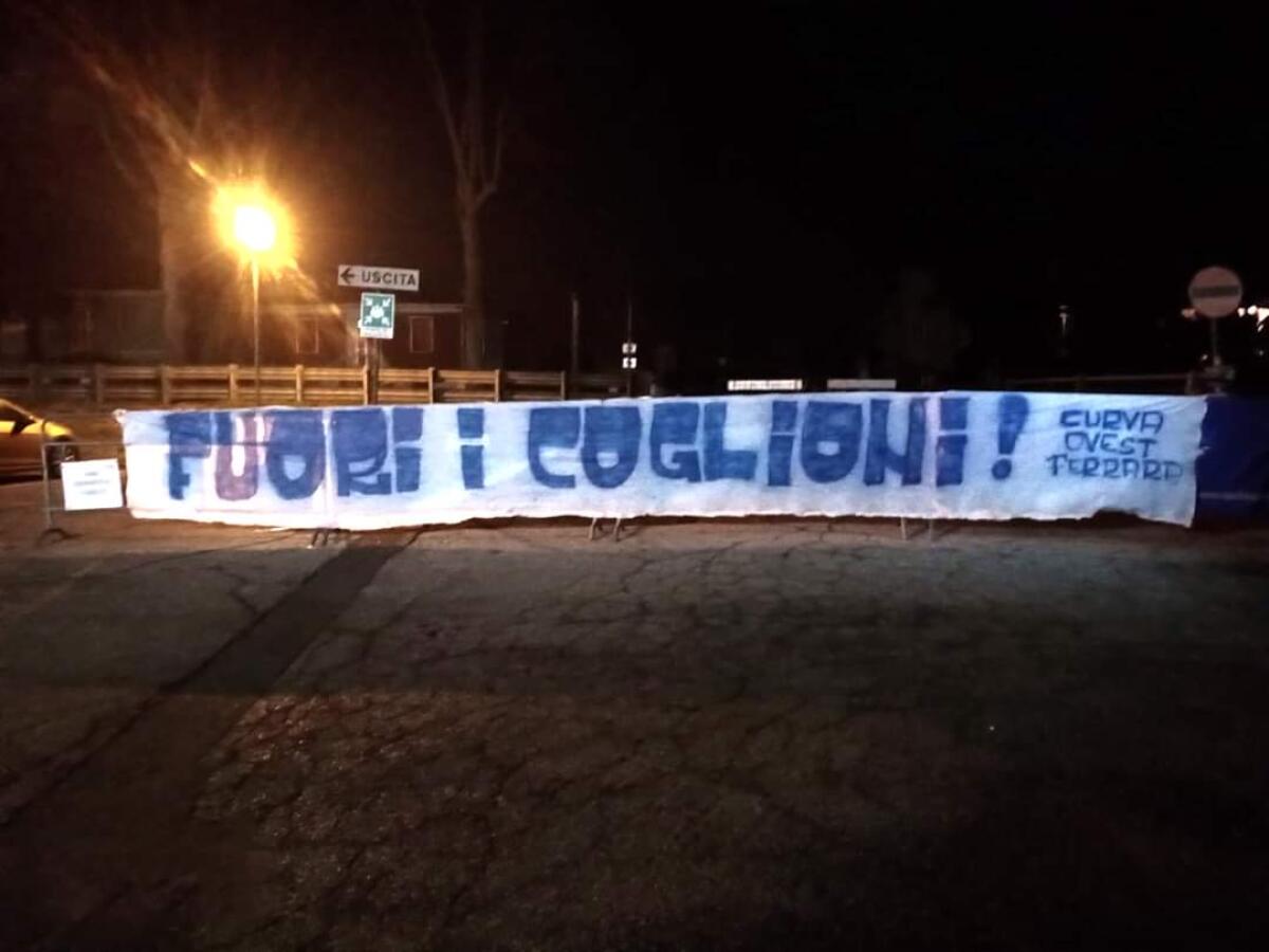 "Fuori i coglioni.." Striscione degli ultras curva ovest davanti al c.s. della SPAL. (FOTO) - 