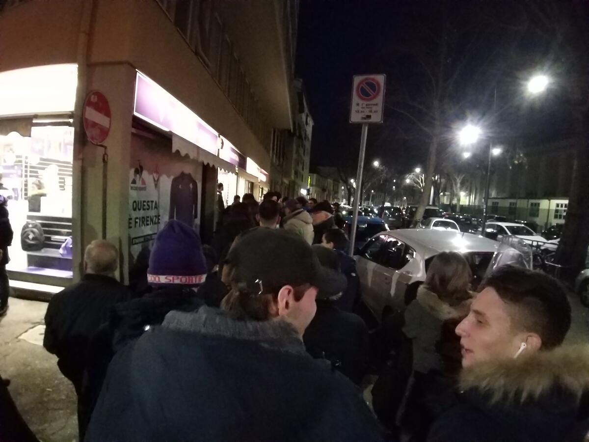(FOTO) Tanti tifosi in coda per la sessione autografi con Cutrone e Tatiana Bonetti - 