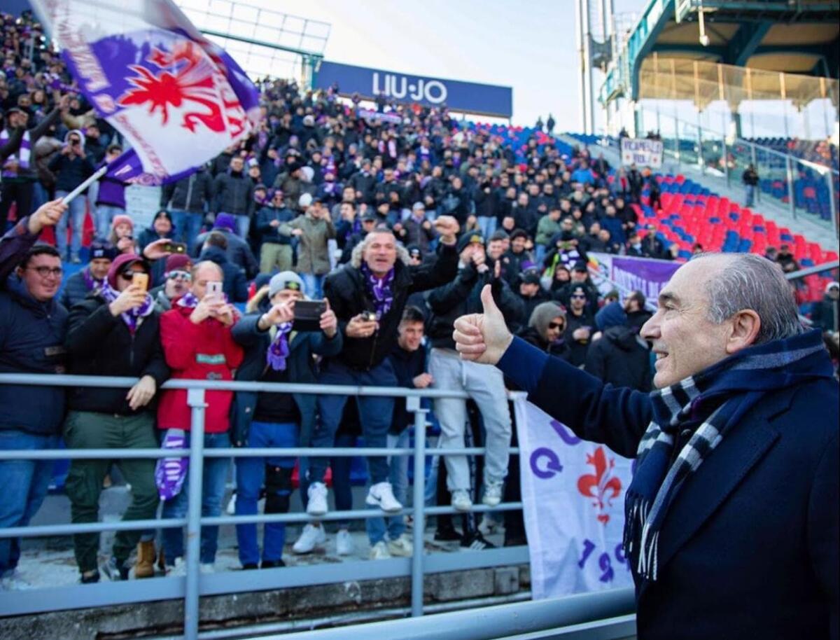 (FOTO) Commisso va a salutare i tifosi della Fiorentina sotto il settore ospiti - 