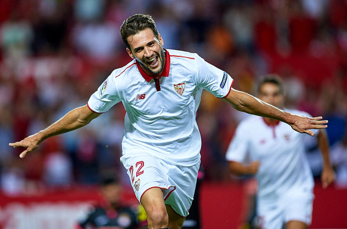 Nazione: spunta il nome di Franco Vazquez per i viola. Dieci milioni e quel passato con Iachini... - SEVILLE, SPAIN - AUGUST 20:  Franco Vazquez of Sevilla FC celebrates after scoring during the match between Sevilla FC vs RCD Espanyol as part of La Liga at Estadio Ramon Sanchez Pizjuan on August 20, 2016 in Seville, Spain.  (Photo by Aitor Alcalde/