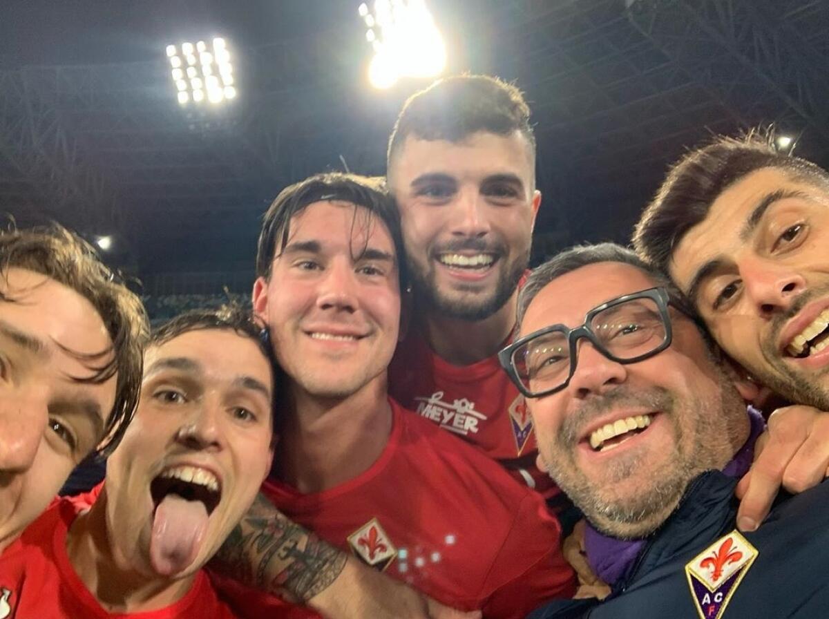 La foto dopo il trionfo sul campo del Napoli, giocatori viola in festa - 
